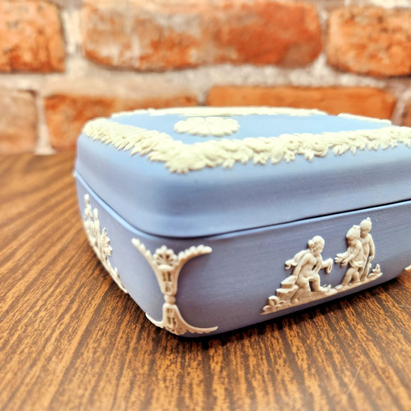 Wedgwood Jasperware Square Trinket Box – Ulysses & Chariot of Victory - Blue/Whi - Picture 4 of 8